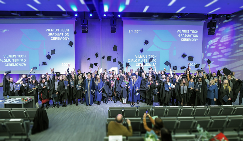 „Diplomas – tai įgaliojimas kurti Lietuvą“: VILNIUS TECH išlydėjo dar vieną kūrėjų kartą